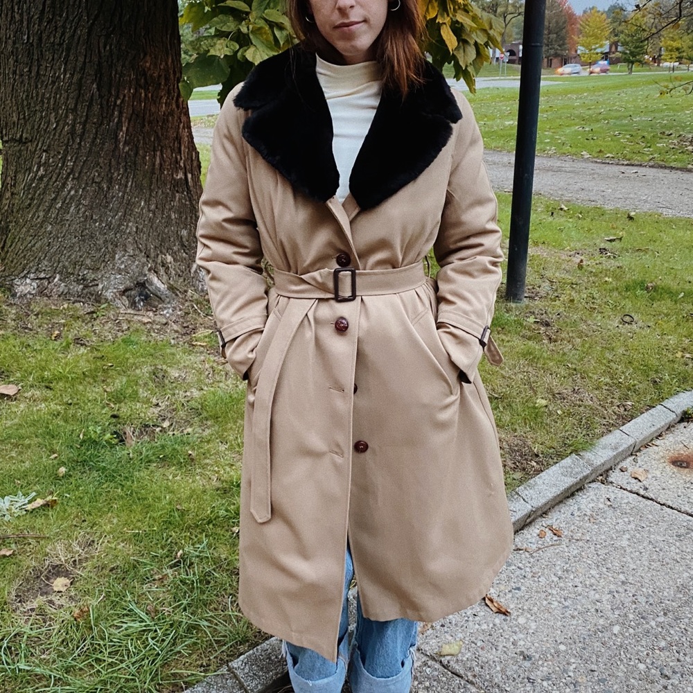 Perfect condition vintage Eddie Bauer puff trenchcoat with black fux fur collar.